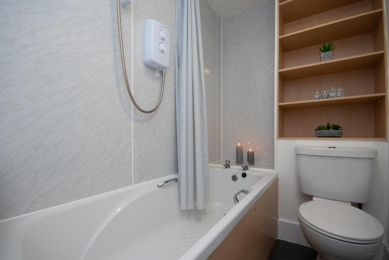 Free Parking, 1 Bed Apt, Half Mile To Union Street Yet Quiet, Fast Wifi, Ideal For Long Term Contractor, Etc Stays, Fully Equipped Kitchen, Regular Housekeeping Option - See Our Dwellcome Home Ltd Site For Assurance Aberdeen Exterior foto