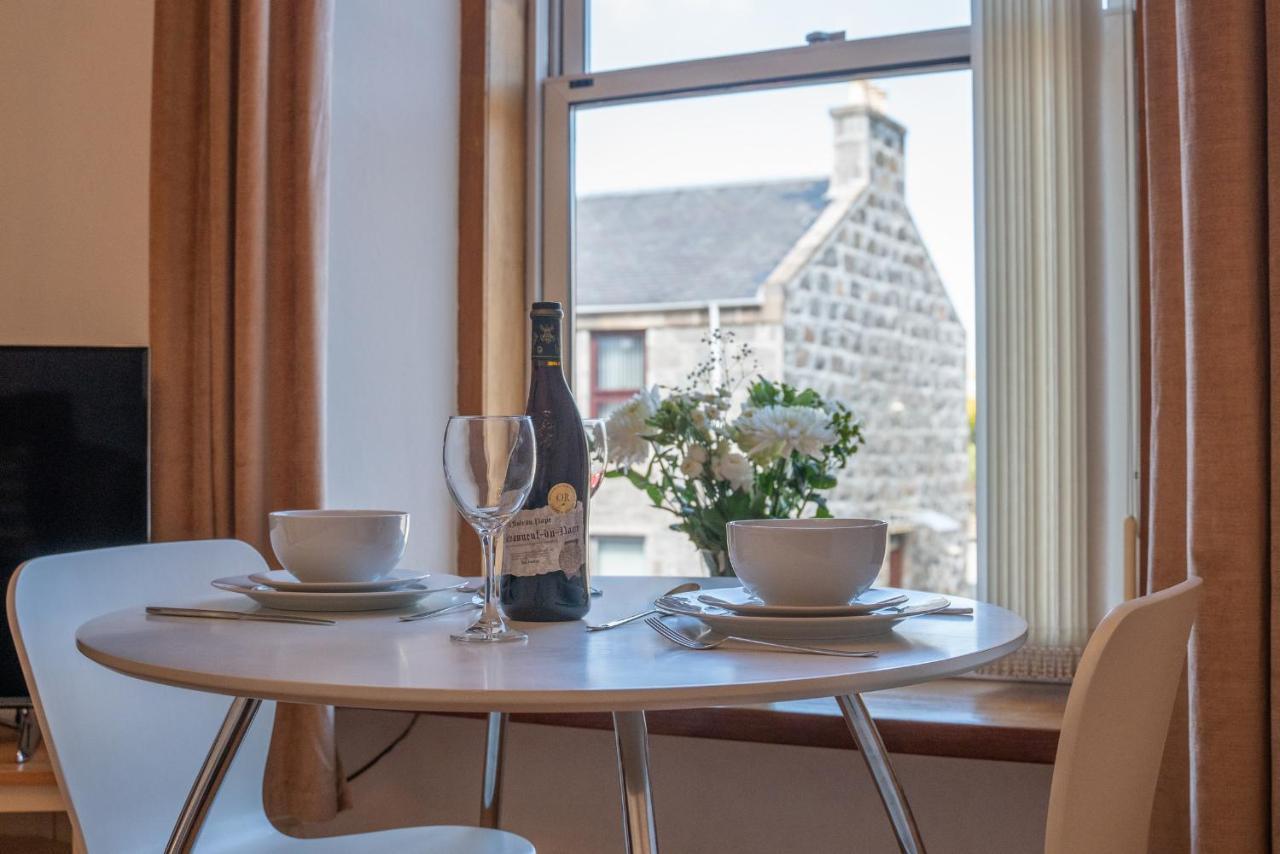 Free Parking, 1 Bed Apt, Half Mile To Union Street Yet Quiet, Fast Wifi, Ideal For Long Term Contractor, Etc Stays, Fully Equipped Kitchen, Regular Housekeeping Option - See Our Dwellcome Home Ltd Site For Assurance Aberdeen Exterior foto